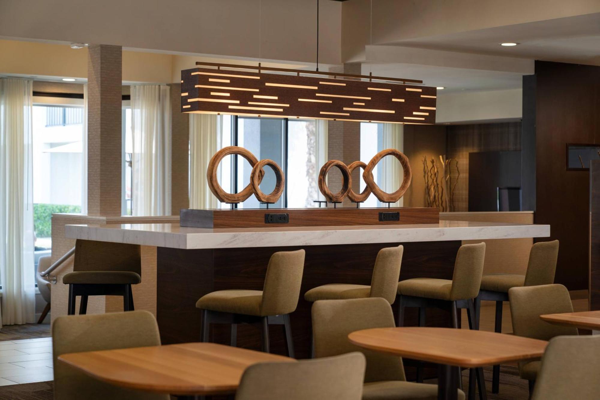 Courtyard By Marriott Fresno