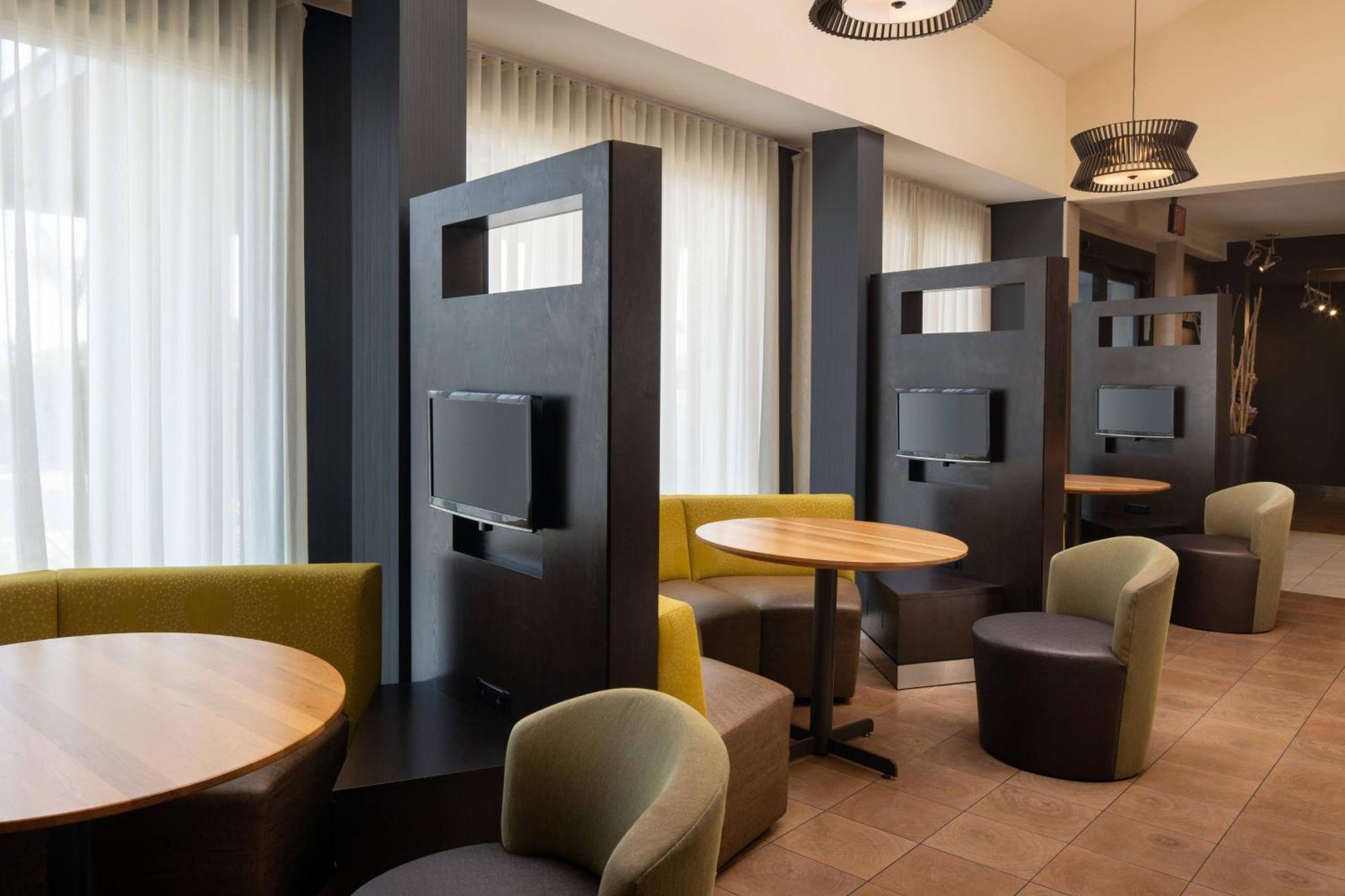 Courtyard By Marriott Hotel