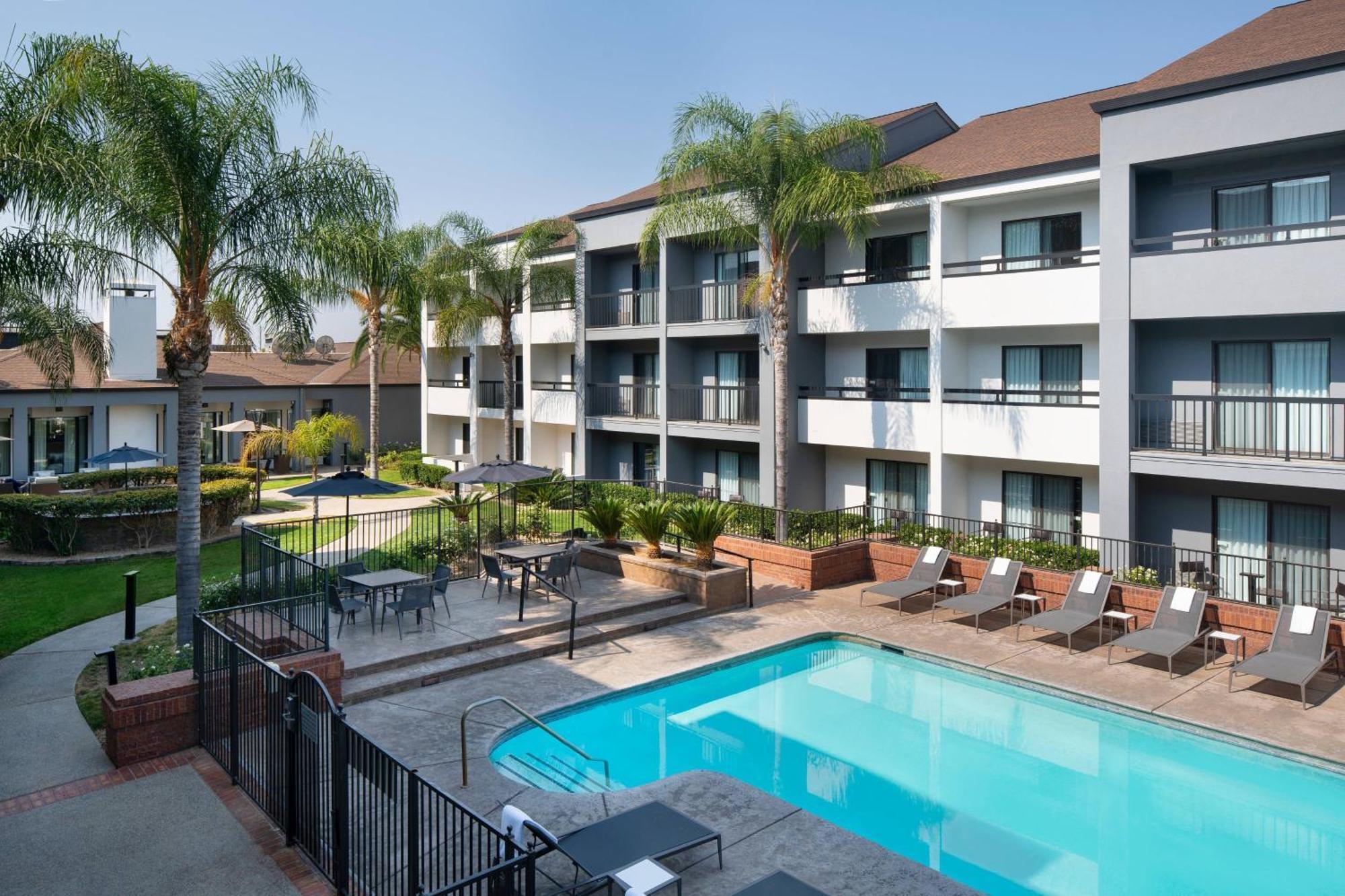 Courtyard By Marriott Hotel Fresno