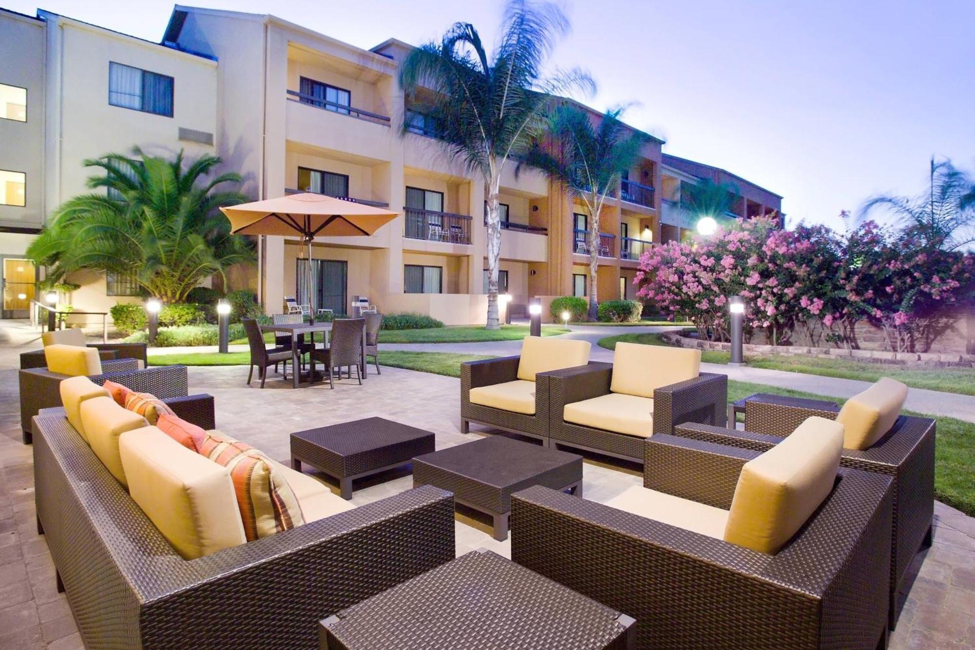 Courtyard By Marriott Fresno