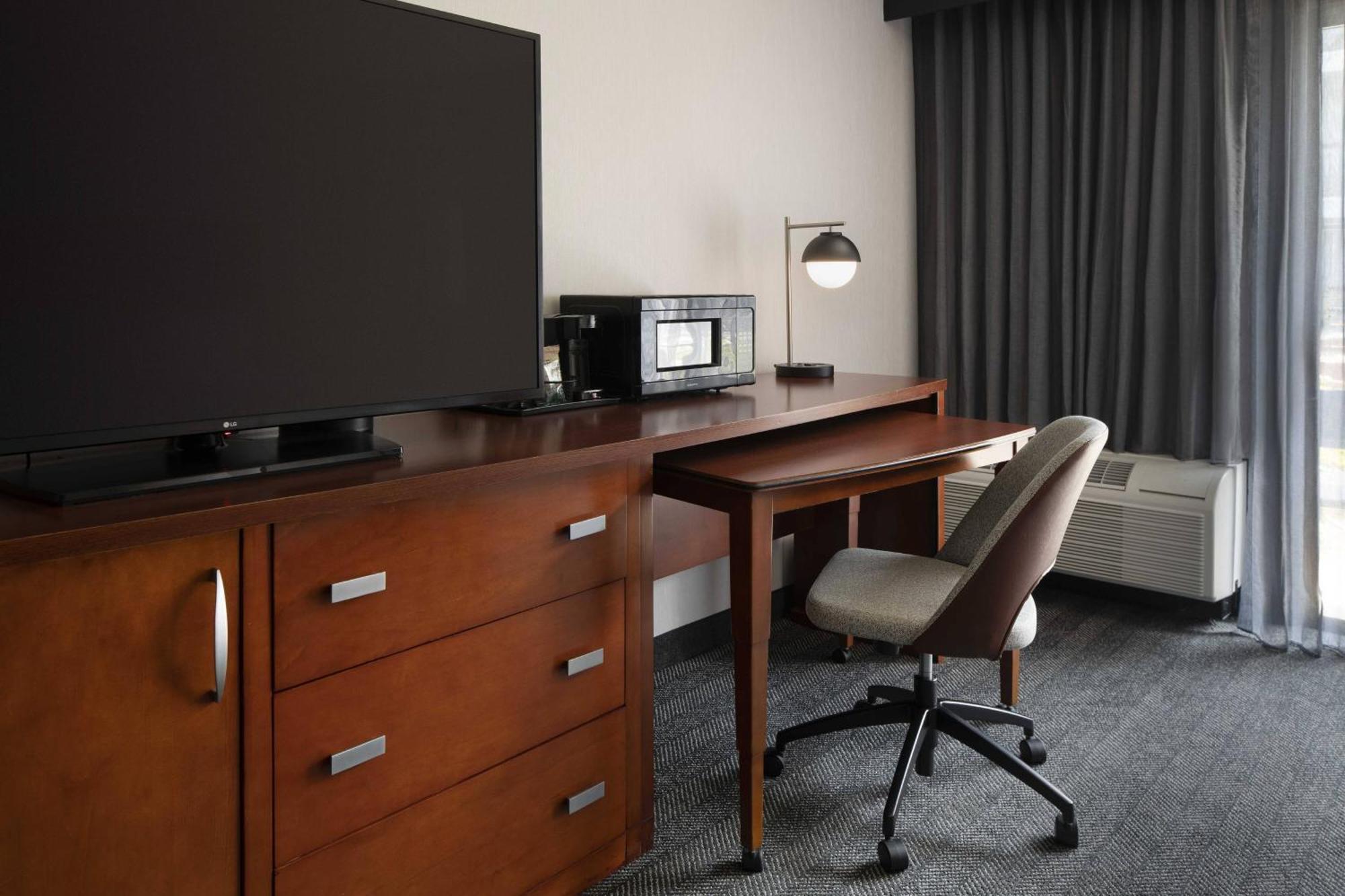 Courtyard By Marriott Fresno