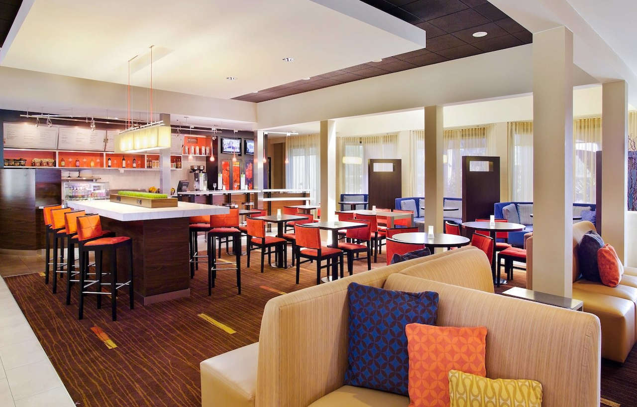 Courtyard By Marriott Fresno